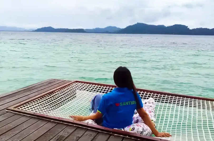 Water villa mesh bed santiri - private island resort near Semporna